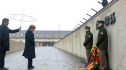 Kanclerz Niemiec Angela Merkel podczas obchodów 70. rocznicy wyzwolenia KL Dachau. Fot. PAP/EPA