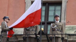 Podniesienie flagi państwowej na wieży zegarowej Zamku Królewskiego w Warszawie. Fot. PAP/T. Gzell