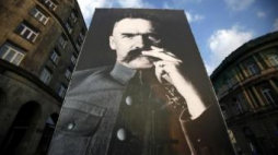 Portret marszałka Józefa Piłsudskiego na Krakowskim Przedmieściu w Warszawie Fot.PAP/Grzegorz Jakubowski