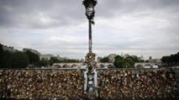 Pont des Arts w Paryżu. Fot. PAP/EPA