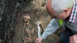 Archeolodzy pracują na miejscu cmentarzyska odkrytego w Santoku i datowanego wstępnie na X-XIII w. Fot. PAP/L. Muszyński