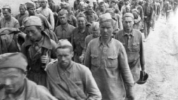 Kolumna jeńców radzieckich. 09.1942. Fot. NAC