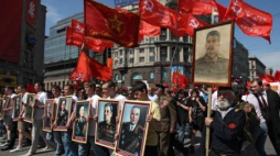 Marsz rosyjskich komunistów w Moskwie w Dzień Zwycięstwa. Fot. PAP/EPA