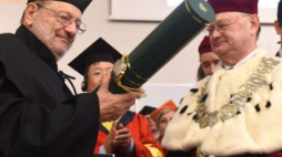 Umberto Eco odbiera z rąk rektora Włodzimierza Nykiela tytuł doktora honoris causa UŁ. Fot. PAP/G. Michałowski