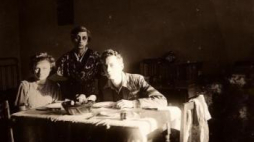 Autorka, Małgorzata Doktorowicz-Hrebnicka, z dziećmi ok. 1943 r. Fot. Stanisław Doktorowicz-Hrebnicki