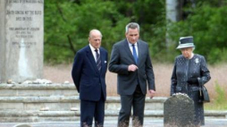 Brytyjska królowa Elżbieta II, książę Filip i dyrektor muzeum Bergen-Belsen, Jens-Christian Wagner. Fot. PAP/EPA