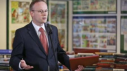 Ł. Kamiński podczas konferencji nt. 15-lecia IPN. Fot. PAP/R. Guz