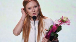 Aktorka Katarzyna Dąbrowska odebrała nagrodę za rolę kobiecą w słuchowisku "Pożegnalna podróż". Fot. PAP/A. Warżawa