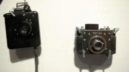 Szpiegowski aparat Ajax-12 na wystawie „Sdiełano w SSSR. Radzieckie aparaty fotograficzne” w MHF. Fot. PAP/S. Rozpędzik