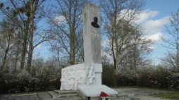 Pomnik gen. I. Czerniachowskiego w Pieniężnie. Fot. PAP/T. Waszczuk