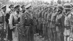 Heinrich Himmler wizytuje 14. Dywizje Grenadierów Waffen SS „Galizien”. Fot. NAC
