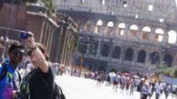 Turyści przed rzymskim Koloseum. Fot. PAP/EPA