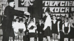 Pasowanie na młodzika, pow. będziński, lata 80. XX w. Źródło: IPN