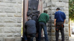 Częściowy demontaż pomnika Armii Czerwonej w Nowym Sączu. Listopad 2014 r. Fot. PAP/G. Momot