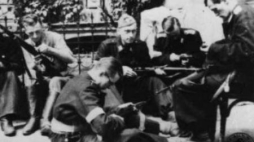 Powstańcy z batalionu Kiliński podczas przegląu broni. Warszawa. 08.1944. Fot. CAW 