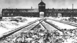 Brama w Birkenau, zwana „Bramą Śmierci”. Fot. Stanisław Mucha, 02/03.1945 r. Źródło: Muzeum Auschwitz-Birkenau