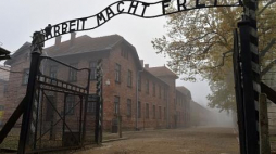 Brama byłego obozu koncentracyjnego Auschwitz - Birkenau Fot.PAP/Jacek Bednarczyk