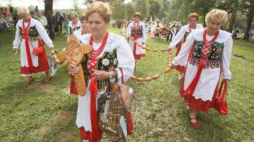 Pielgrzymi w procesji Wniebowzięcia Matki Boskiej w Kalwarii Zebrzydowskiej. Fot. PAP/S. Rozpędzik 