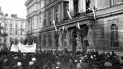 Manifestacja  przed siedzibą pierwszego rządu w niepodległej Polsce. Warszawa, 14 listopada 1918 r. Fot. CAW