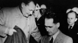 Hermann Goering, Rudolf Hess i Karl Doenitz (z tyłu) podczas procesu norymberskiego. 1946 r. Fot. PAP/EPA 