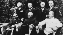Konferencja w Poczdamie. Od lewej siedzą: Clement Attlee, Harry Truman i Józef Stalin. Fot. PAP/Rerpodukcja