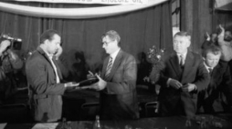 Podpisanie Porozumienia Szczecińskiego - szefowie: MKS M. Jurczyk i Komisji Rządowej K. Barcikowski. Fot.PAP/CAF/J.Undro