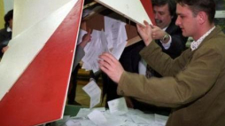 Członkowie jednej z komisji wysypują głosy z urny po zakończonym referendum. 25 maja 1997 r. Fot. PAP/A. Rybczyński
