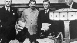 Podpisanie paktu Ribbentrop-Mołotow. Moskwa, 23.08.1939. Fot. PAP/DPA 