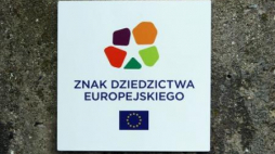 Tabliczka „Znak Dziedzictwa Europejskiego” odsłonięta na historycznej bramie nr 2 Stoczni Gdańskiej. Fot. PAP/P. Wittman