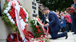 A. Duda składa kwiaty przed Polish War Memorial – pomnikiem ku czci polskich lotników. Fot. PAP/J. Turczyk