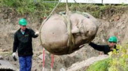 Granitowa głowa Lenina odkopana w berlińskim lesie. Fot. PAP/EPA
