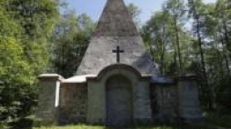 "Mazurska piramida" - grobowiec rodzinny pruskiego rodu baronów von Fahrenheid w Rapie. Fot. PAP/A. Reszko