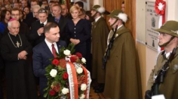 Prezydent Andrzej Duda podczas odsłonięcia tablicy ku czi Jana Szembeka. Fot. PAP/J. Bednarczyk