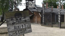 Brama wejściowa w byłym niemieckim obozie zagłady KL Auschwitz. Fot. PAP/J. Bednarczyk