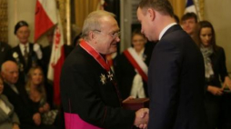 Prezydent Andrzej Duda i odznaczony ks. Stanisław Jeż. Fot. PAP/L. Szymański