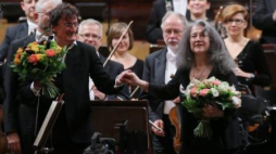 Argentyńska pianistka Martha Argerich i Jacek Kaspszyk. Fot. PAP/R. Pietruszka