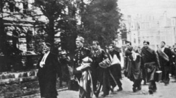 Oddziały powstańcze opuszczają Warszawę. Październik 1944 r. Fot. PAP/CAF/Reprodukcja