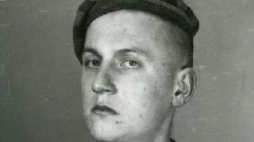 Tadeusz Sobolewicz - zdjęcie obozowe. Źródło: Muzeum Auschwitz