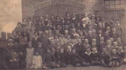 Szkoła powszechna w Kuźnicy Grabowskiej około 1938 roku
