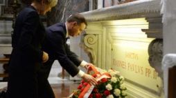 Prezydent Andrzej Duda z małżonką składają wieniec przy grobie św. Jana Pawła II. Fot. PAP/J. Turczyk