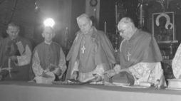 Abp Bolesław Kominek (P), kard. Stefan Wyszyński, abp Karol Wojtyła (L). 1965 r. Fot. PAP/A. Kossobudzki Orłowski