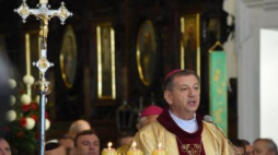 Biskup polowy WP Józef Guzdek przewodniczy mszy świętej w intencji ojczyzny. Fot. PAP/R. Pietruszka 
