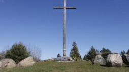 Krzyż w Gibach upamiętniający pomordowanych w obławie augustowskiej. Fot. PAP/A. Reszko