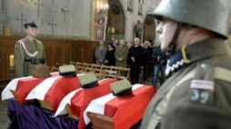 Uroczystości pogrzebowe szczątków 100 żołnierzy WP w kościele w Mościskach na Ukrainie. Fot. PAP/D. Delmanowicz