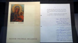 Oryginał listu biskupów polskich z 1965 r. na wystawie Muzeum Historii Polski „Odwaga i pojednanie”. Fot. PAP/T. Gzell