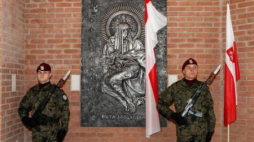 W Sanktuarium św. Jana Pawła II w Łagiewnikach odsłonięto płaskorzeźbę "Piety Smoleńskiej". Fot. PAP/S. Rozpędzik