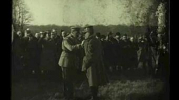 Marszałek Józef Piłsudski dekoruje marszałka Francji Ferdynanda Focha orderem Virtuti Militari Fot. NInA