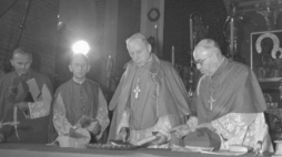 Od prawej: abp B. Kominek, prymas Polski kard. S. Wyszyński, abp A. Baraniak, abp K. Wojtyła. 1965. Fot. PAP