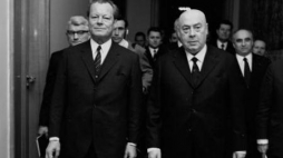 Kanclerz RFN Willy Brandt i premier PRL Józef Cyrankiewicz. Warszawa, 7 grudnia 1970 r. Fot. PAP/CAF/M. Szyperko