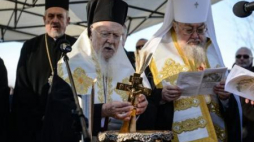 Patriarcha Bartłomiej I (C) i prawosławny metropolita warszawski i całej Polski arcybiskup Sawa. Fot. PAP/J. Kamiński